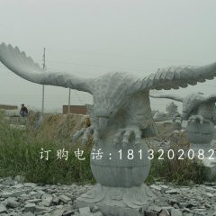 踩球老鷹石雕,青石雄鷹展翅雕塑