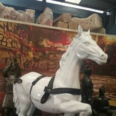 抬蹄馬雕塑，玻璃鋼白馬動物雕塑
