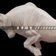 晚霞紅開(kāi)荒牛雕塑，廣場(chǎng)石雕牛