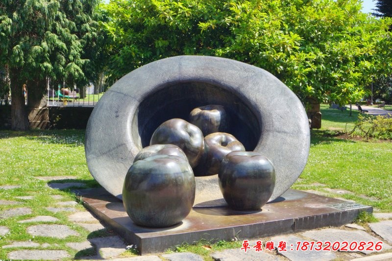 帽子里的蘋果銅雕，公園創意銅雕